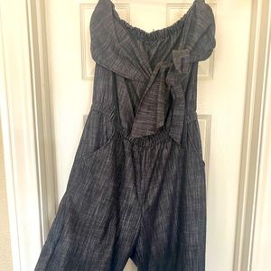 Black jumper with a bow you tie in the front. This is very cute on!